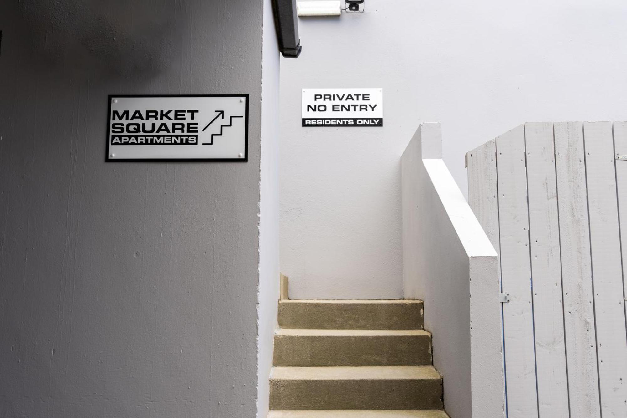 Market Square Apartments บุชมิลส์ ภายนอก รูปภาพ